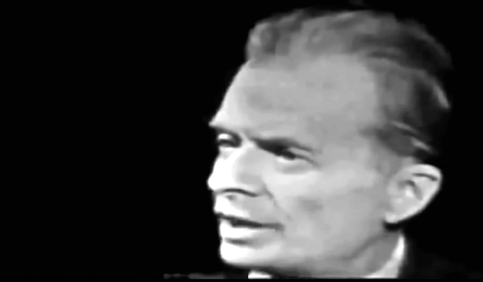 Aldous Huxley durante su entrevista con Mike Wallace en 1958
